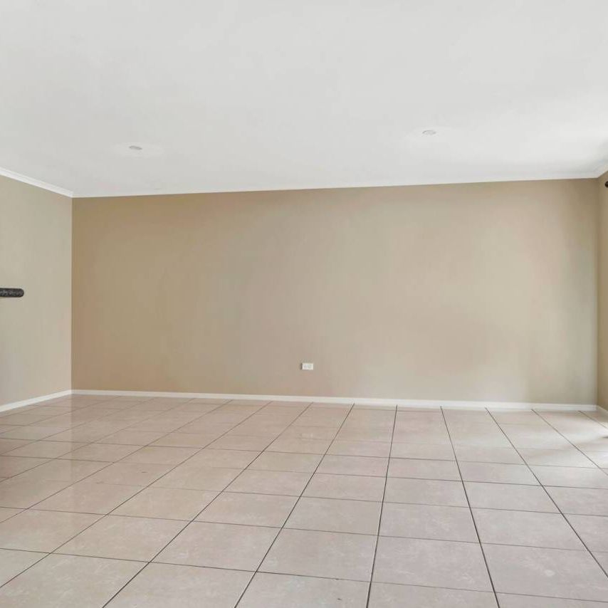 Perfectly located with room to move! - Photo 1
