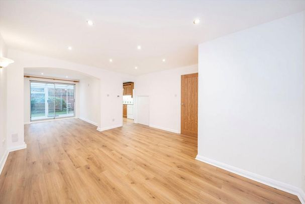 4 bedroom detached house to rent - Photo 1