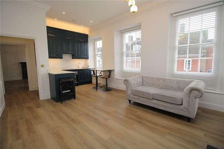 Cross & Pillory Lane, Alton, Hampshire, GU34 - Photo 2