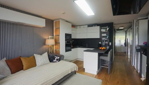 Wohnen in Top-Lage: Großzügige Großraumgarçonnière mit Balkon und Designer-Ausstattung - Foto 1