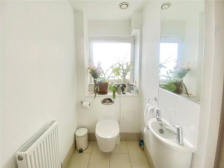 4 bedroom semi-detached house to rent - Photo 4