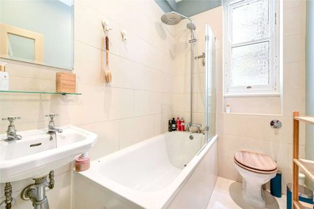 *3D Virtual Tour Available* A lovely two bedroom apartment situated on the second floor of this attractive Edwardian mansion block. - Photo 4