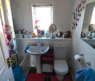 Two Bedroom House with Garden and Off-Road Parking for Two Cars, Go... - Photo 6