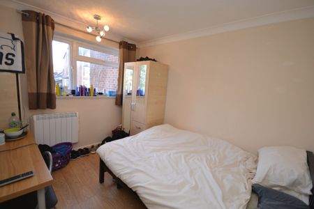 4 bed Flat for Rent - Photo 5