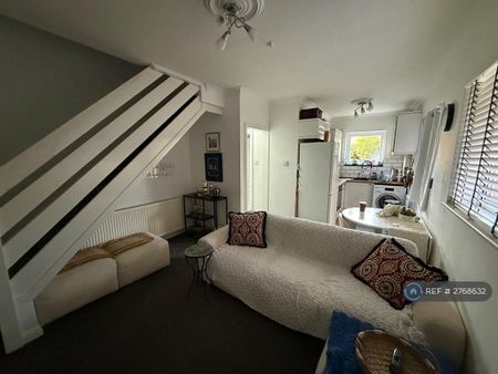 2 bedroom maisonette to rent - Photo 2