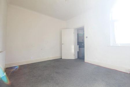 3 bedroom flat to rent - Photo 2
