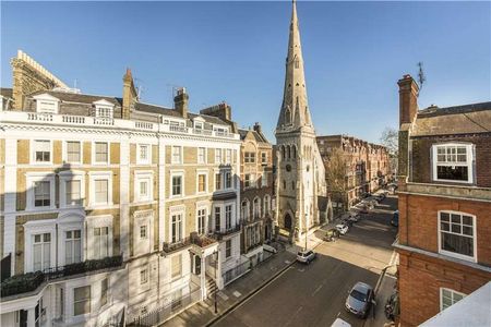 This well presented studio apartment is in an attractive stucco fronted period conversion on the very desirable road of Cranley Gardens. - Photo 2