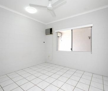 Fantastic Fully Air Conditioned Villa - Garage with Remote - Photo 6