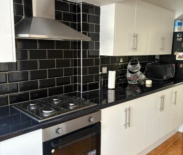 3 bedroom end of terrace house to rent - Photo 4