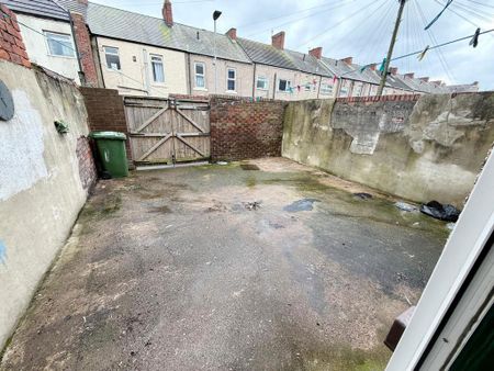 3 bedroom terraced house to rent - Photo 2