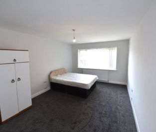 3 bedroom Flat in Lea Farm Drive, Leeds - Photo 6