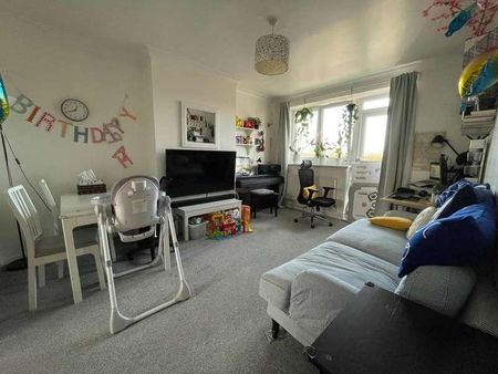 Three Bedroom Flat In The Heart Of Greenwich, SE10 - Photo 3