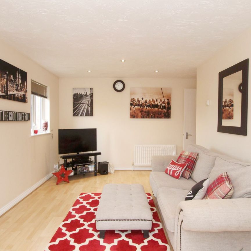 2 bedroom property to rent Parry Drive, Weybridge, KT13 - Photo 1