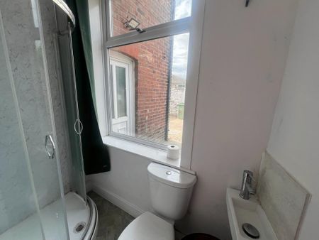 1 bedroom in a house share to rent - Photo 2