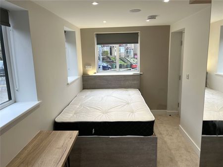 49 Newsome Road, Huddersfield, HD4 - Photo 2