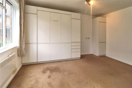 Tintagel Way, WokingProperty for lettings - Seymours - Photo 2