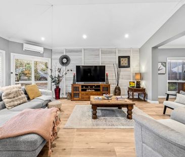 Spacious Furnished 5-Bedroom Family Home with High Ceilings in Fore... - Photo 1