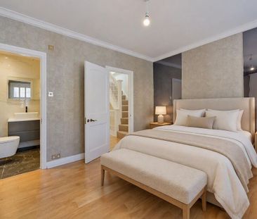 A tasteful home, finished to an exceptional standard, in one of Windsor’s most coveted locations. - Photo 3