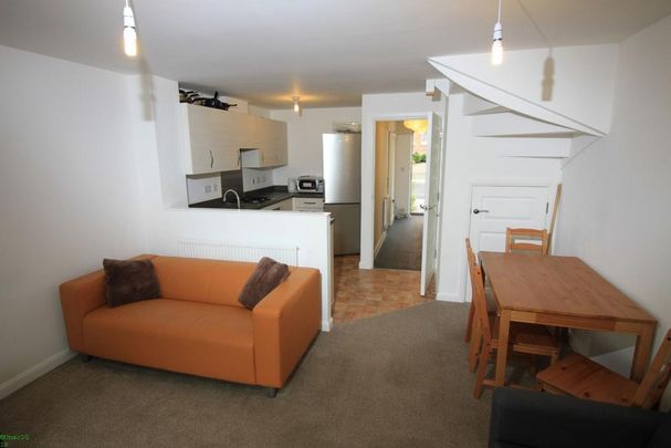 4 bedroom end of terrace house to rent - Photo 1