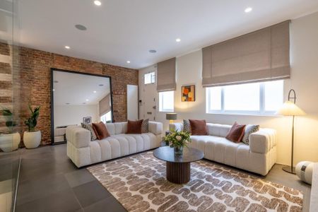 2 bedroom mews to rent - Photo 2