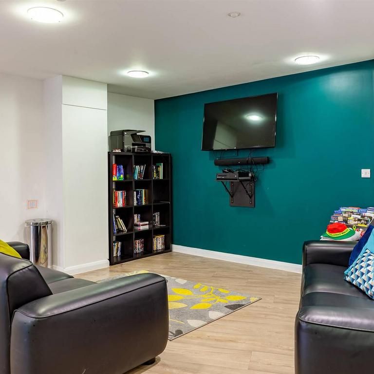 1 bedroom in a flat share to rent - Photo 1