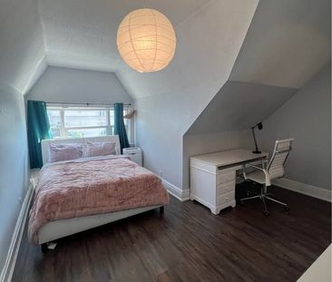 For Lease - 244 Bathurst Street, Toronto, Ontario - Photo 1