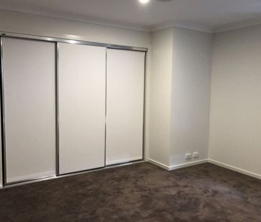 Beautiful 3-Bedroom Home in Roxburgh Park - Photo 2