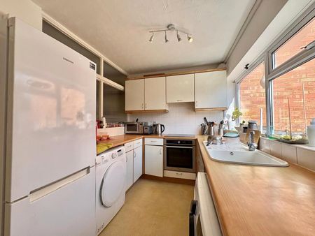 The Grove, Frimley, Camberley, Surrey, GU16 - Photo 5