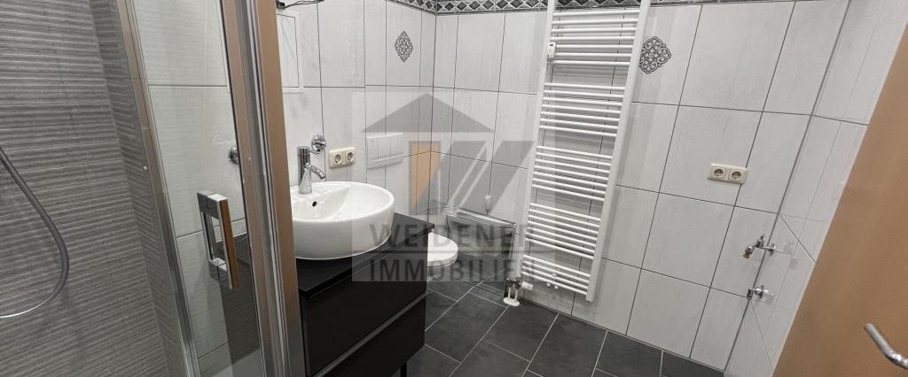 Einbauküche, Aufzug und 2x Balkone! Großzügige 4- Zimmer Wohnung mit Stellplatz - Photo 1
