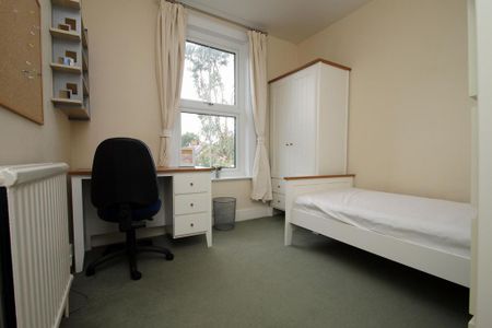 4 bedroom end of terrace house to rent - Photo 2