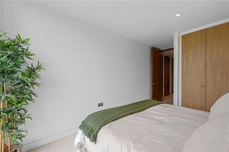3 bedroom flat with 1 reception and 2 bathrooms in Oval Road, NW1 - Photo 5