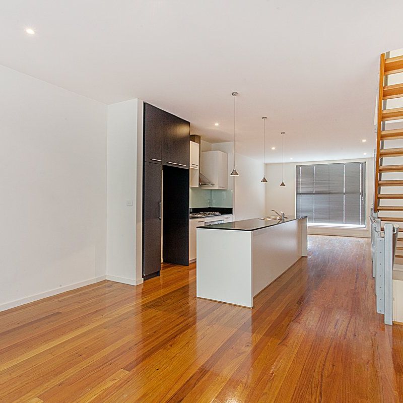 STUNNING TRI-LEVEL TOWNHOUSE! - Photo 1