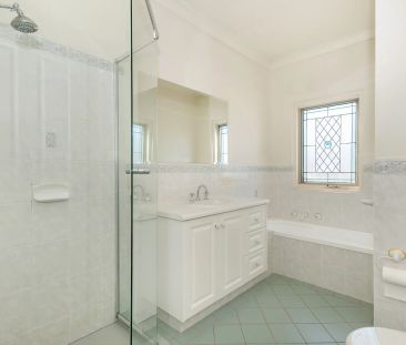 Modern Two-Storey Townhouse in a Secure, Quiet Group - Photo 4