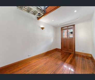 Two-Bedroom Townhouse Terrace in Prime Newtown Location - Photo 2