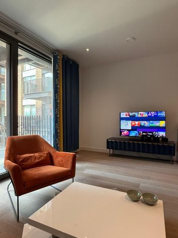 2 Bed Flat, Viaduct Gardens, SW11 - Photo 2