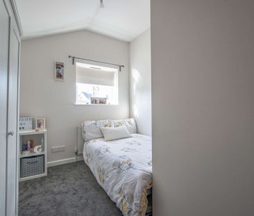 Remodelled and furnished to the highest standard - Photo 5