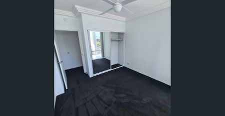 The place to live - MAIN BEACH! Close to transport, shops, beach, restaurants. - Photo 2