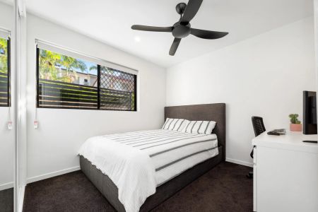 MODERN UNIT LIVING IN PRIME CARINA HEIGHTS LOCATION - Photo 3