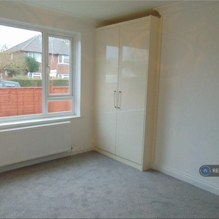 4 bedroom bungalow to rent - Photo 1