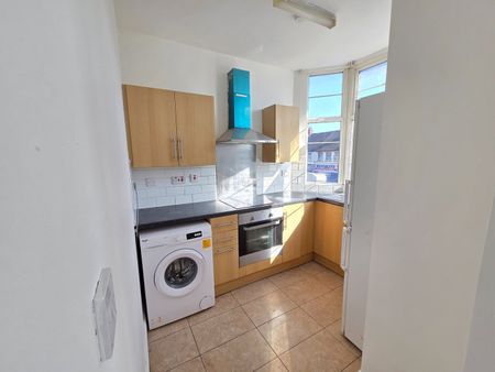 2 Bed Flat, Bromley Road, BR1 - Photo 2