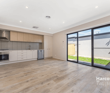 Low-Maintenance 2-Bedroom Home Facing the Park in Thornhill Park - Photo 1