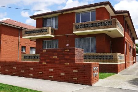 2 Bedroom unit in prime location - Photo 2