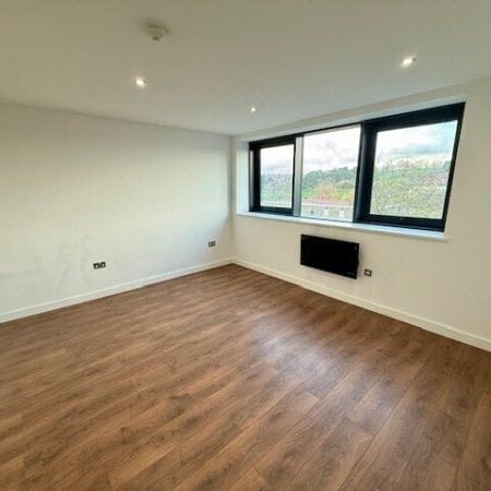 Carlton Square, Nottingham, NG4 - Photo 1