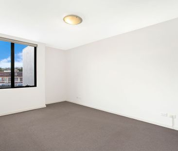 Bright and Spacious 2 Bedroom Apartment - Photo 2