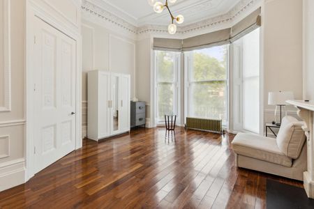 2 bedroom flat in London - Photo 4