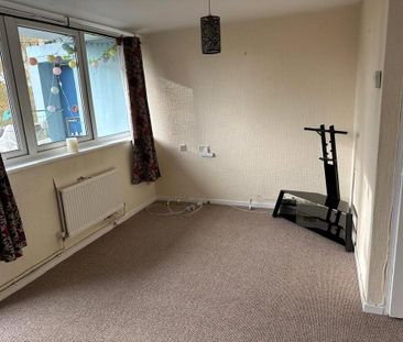3 bedroom flat to rent - Photo 2