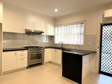 5 Roslyn Street, Burwood VIC 3125 - House For Rent | Domain - Photo 2