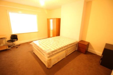 3 bedroom flat to rent - Photo 2