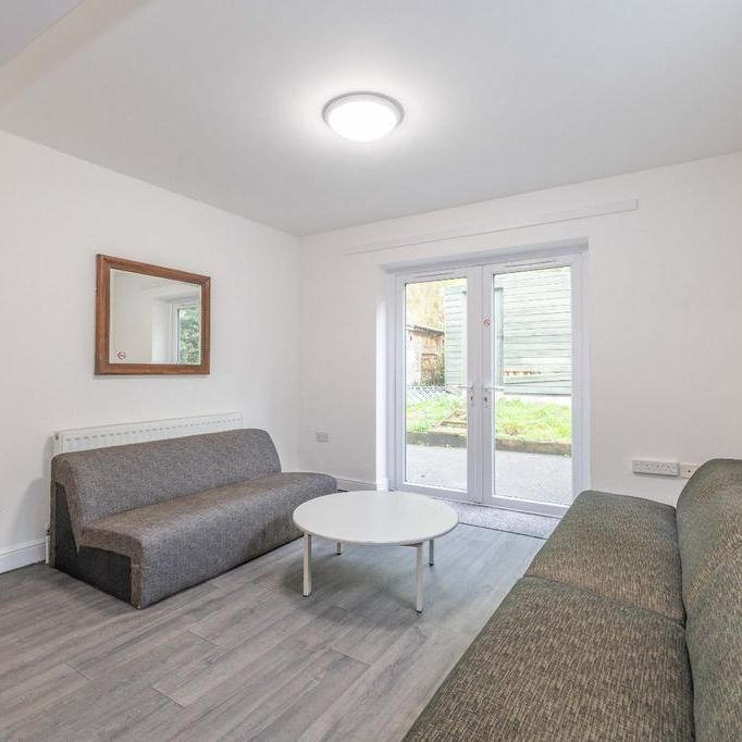 6 bedroom semi-detached house to rent - Photo 1