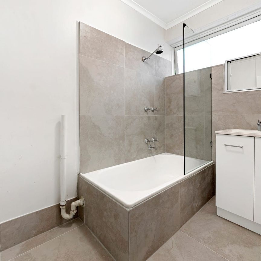 Spacious 2 Bedroom Apartment In Great Location! - Photo 1